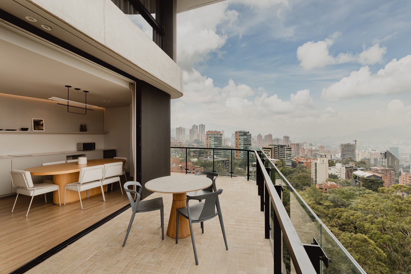 Deluxe Terrace private terrace overlooking Medellín, Blanc finish
