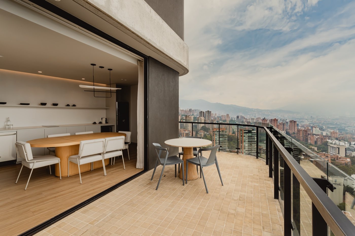 Grand Suite Terrace, Blanc finish, dining and view